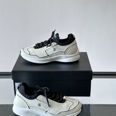 CHANEL26A运动鞋👟采用皮拼接起来的鞋面,设计感满满!脚口像袜套一样,应该是叫飞织,穿起来就特别舒服😌一点也不磨脚 CHANEL26A运动鞋👟采用皮拼接起来的鞋面,设计感满满!脚口像袜套一样,应该是叫飞织,穿起来就特别舒服😌一点也不磨脚