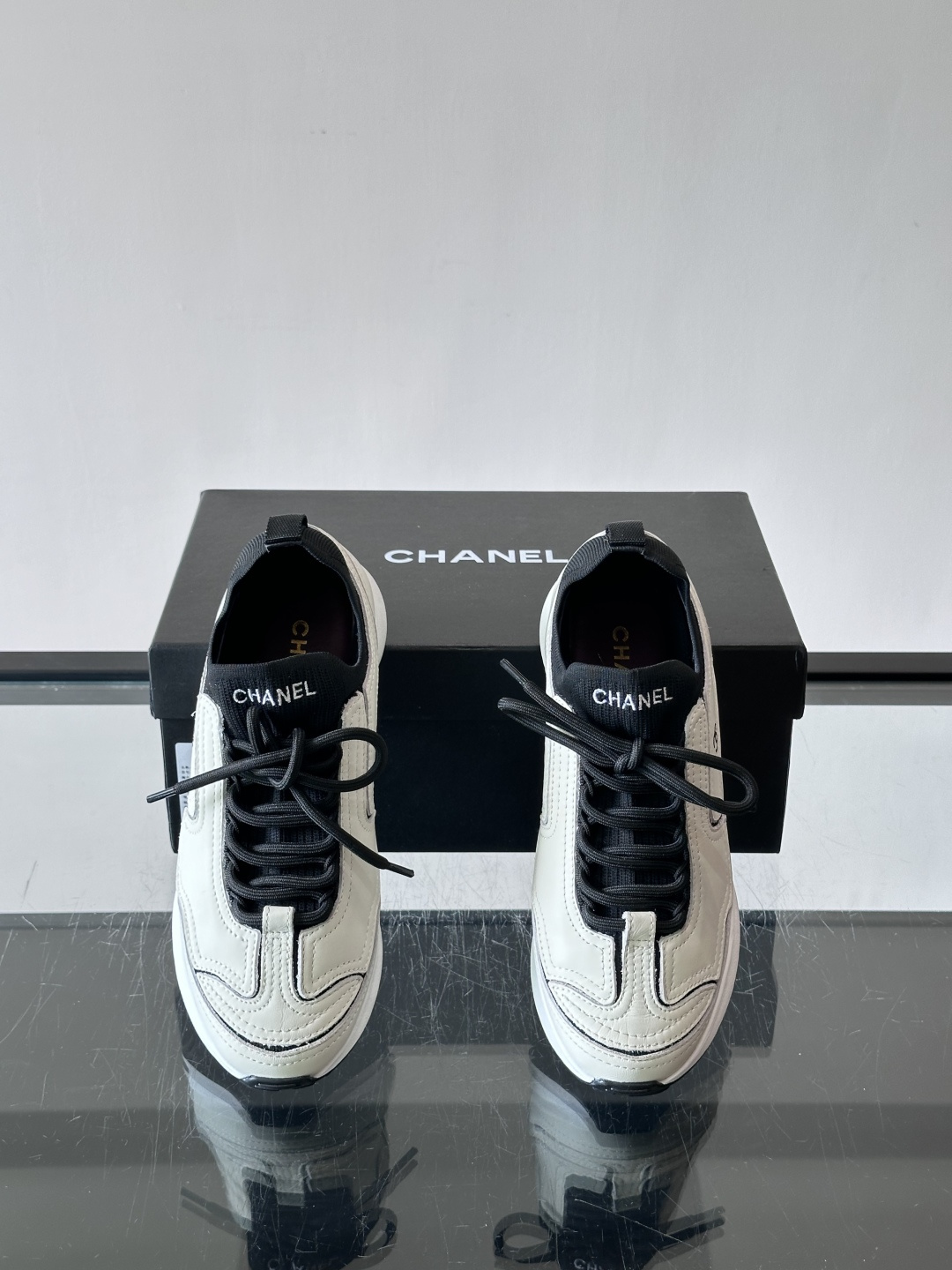 CHANEL26A运动鞋👟采用皮拼接起来的鞋面,设计感满满!脚口像袜套一样,应该是叫飞织,穿起来就特别舒服😌一点也不磨脚 CHANEL26A运动鞋👟采用皮拼接起来的鞋面,设计感满满!脚口像袜套一样,应该是叫飞织,穿起来就特别舒服😌一点也不磨脚