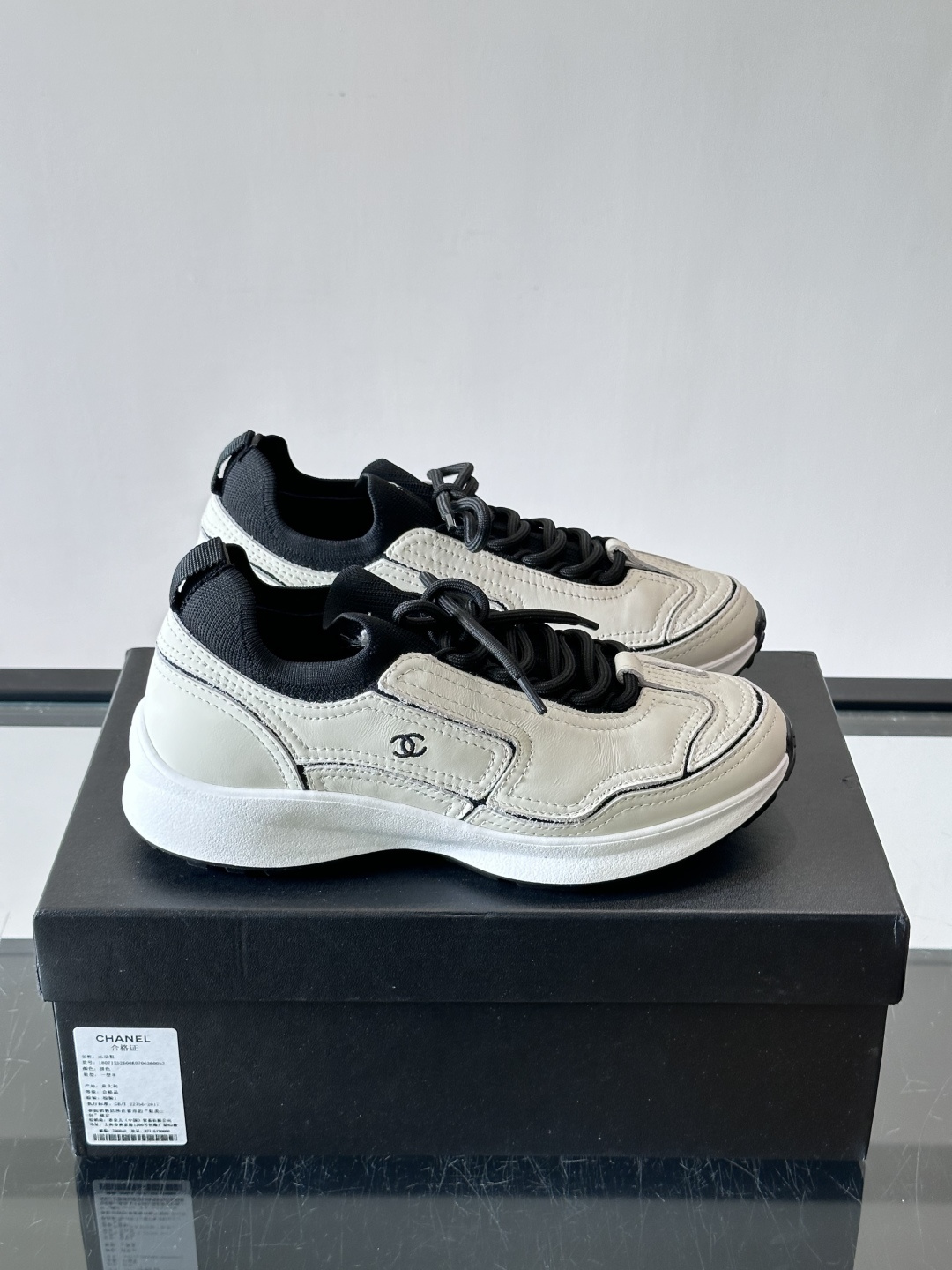 CHANEL26A运动鞋👟采用皮拼接起来的鞋面，设计感满满！脚口像袜套一样，应该是叫飞织，穿起来就特别舒服😌一点也不磨脚