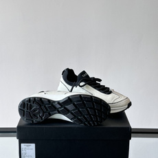 CHANEL26A运动鞋👟采用皮拼接起来的鞋面,设计感满满!脚口像袜套一样,应该是叫飞织,穿起来就特别舒服😌一点也不磨脚 CHANEL26A运动鞋👟采用皮拼接起来的鞋面,设计感满满!脚口像袜套一样,应该是叫飞织,穿起来就特别舒服😌一点也不磨脚