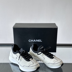 CHANEL26A运动鞋👟采用皮拼接起来的鞋面,设计感满满!脚口像袜套一样,应该是叫飞织,穿起来就特别舒服😌一点也不磨脚 CHANEL26A运动鞋👟采用皮拼接起来的鞋面,设计感满满!脚口像袜套一样,应该是叫飞织,穿起来就特别舒服😌一点也不磨脚