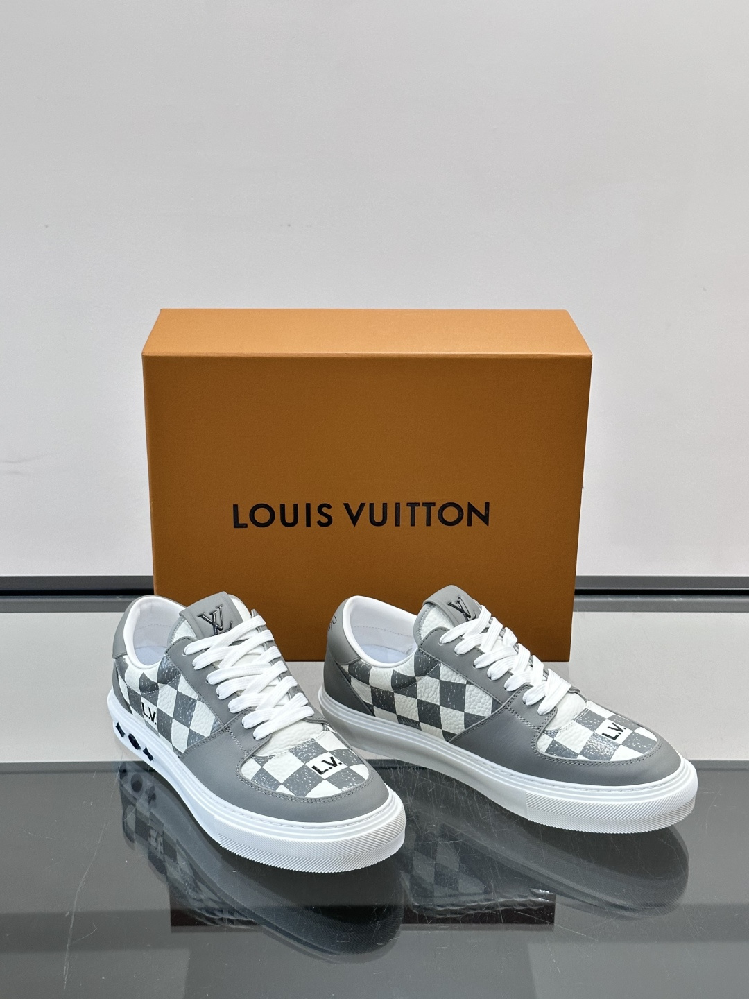 ◾️▫️L 男士经典休闲运动鞋,本款 Beverly Hills 运动鞋为柔软牛皮革描摹经典棋盘格印花,塑造优雅鞋面。橡 ◾️▫️L 男士经典休闲运动鞋,本款 Beverly Hills 运动鞋为柔软牛皮革描摹经典棋盘格印花,塑造优雅鞋面。橡