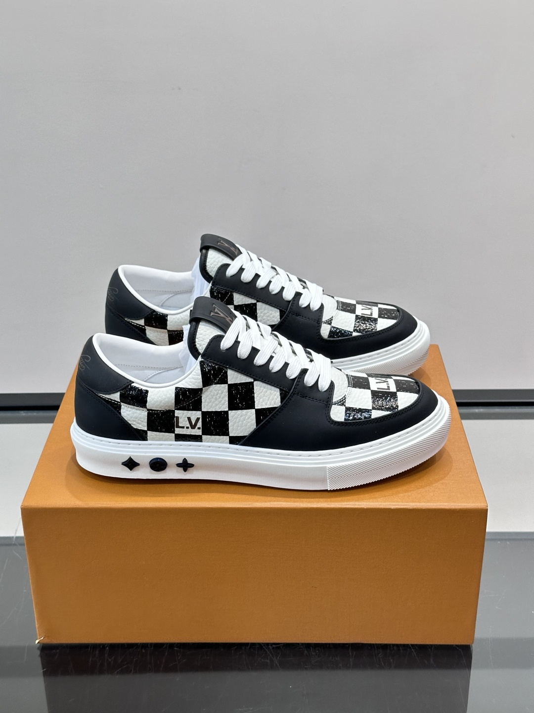 NO:956643,L Men's classic casual sneakers, this Beverly Hills sneaker is made of soft cow leather with a classic checkerboard print, creating an elegant upper. The rubber outsole is thick yet light, embellished with Louis Vuitton logo embossing. The padded insole and technical lining once again upgrade the comfort experience. The calfskin imported from Italy has a high-end and comfortable lining, and the original outsole is light and wear-resistant!  Purely handmade, details determine quality!  ,size39-44 (38.45 customized),,louis vuitton,sneakers,cowhide19860909L 男士经典休闲运动鞋,本款 Beverly Hills 运动鞋为柔软牛皮革描摹经典棋盘格印花,塑造优雅鞋面.橡胶外底厚实而不失轻盈,其上点缀路易威登标识压纹.加衬内底和科技内衬再度升级舒适体验.意大利进口小牛皮内里高档舒适,原版大底轻盈耐磨！纯手工制作,细节决定品质！ ,size39-44（38.45定制）,,louis vuitton,sneakers,cowhide,Men's shoes