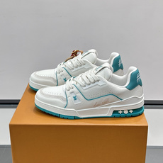 驴家 新配色 trainer运动鞋,本款 LV Trainer 运动鞋取材柔软粒面小牛皮,呈现纯净色调,后部#54标识追 驴家 新配色 trainer运动鞋,本款 LV Trainer 运动鞋取材柔软粒面小牛皮,呈现纯净色调,后部#54标识追