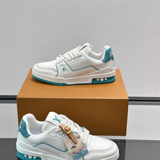 驴家 新配色 trainer运动鞋,本款 LV Trainer 运动鞋取材柔软粒面小牛皮,呈现纯净色调,后部#54标识追 驴家 新配色 trainer运动鞋,本款 LV Trainer 运动鞋取材柔软粒面小牛皮,呈现纯净色调,后部#54标识追
