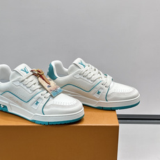 驴家 新配色 trainer运动鞋,本款 LV Trainer 运动鞋取材柔软粒面小牛皮,呈现纯净色调,后部#54标识追 驴家 新配色 trainer运动鞋,本款 LV Trainer 运动鞋取材柔软粒面小牛皮,呈现纯净色调,后部#54标识追