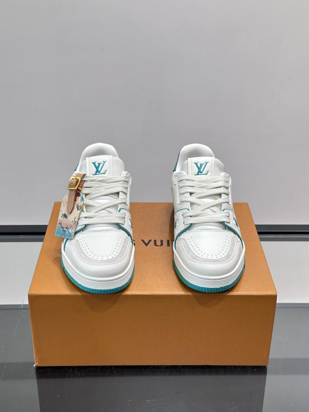 驴家 新配色 trainer运动鞋,本款 LV Trainer 运动鞋取材柔软粒面小牛皮,呈现纯净色调,后部#54标识追 驴家 新配色 trainer运动鞋,本款 LV Trainer 运动鞋取材柔软粒面小牛皮,呈现纯净色调,后部#54标识追