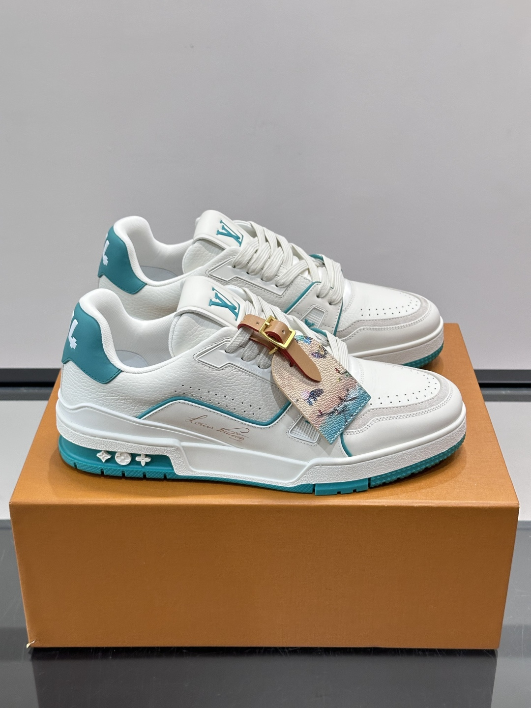 驴家 新配色 trainer运动鞋，本款 LV Trainer 运动鞋取材柔软粒面小牛皮，呈现纯净色调，后部#54标识追