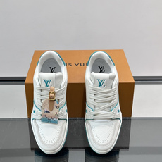 驴家 新配色 trainer运动鞋,本款 LV Trainer 运动鞋取材柔软粒面小牛皮,呈现纯净色调,后部#54标识追 驴家 新配色 trainer运动鞋,本款 LV Trainer 运动鞋取材柔软粒面小牛皮,呈现纯净色调,后部#54标识追