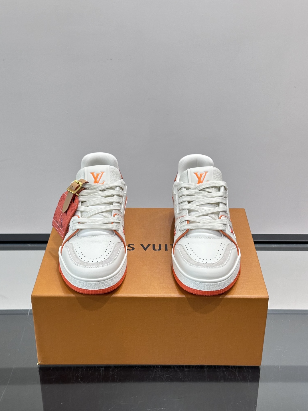 驴家 新配色 trainer运动鞋，本款 LV Trainer 运动鞋取材柔软粒面小牛皮，呈现纯净色调，后部#54标识追