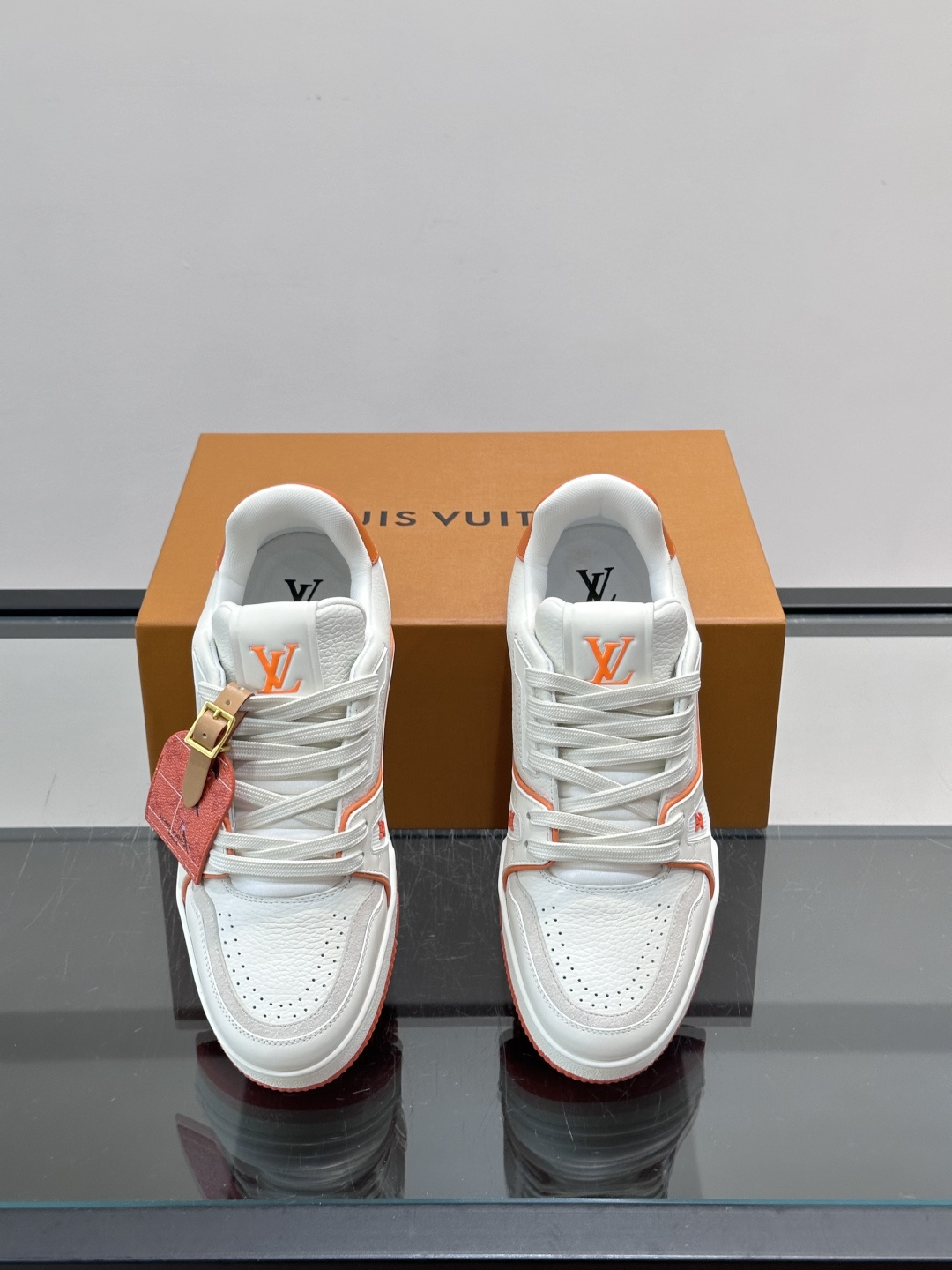 驴家 新配色 trainer运动鞋，本款 LV Trainer 运动鞋取材柔软粒面小牛皮，呈现纯净色调，后部#54标识追