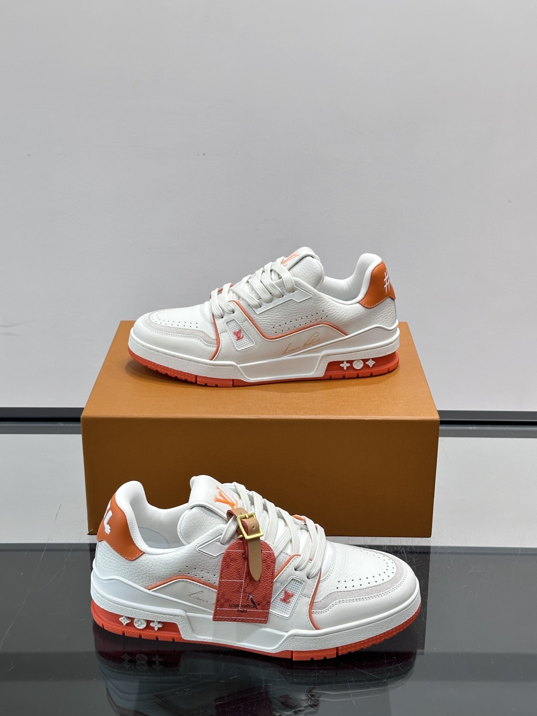 驴家 新配色 trainer运动鞋，本款 LV Trainer 运动鞋取材柔软粒面小牛皮，呈现纯净色调，后部#54标识追