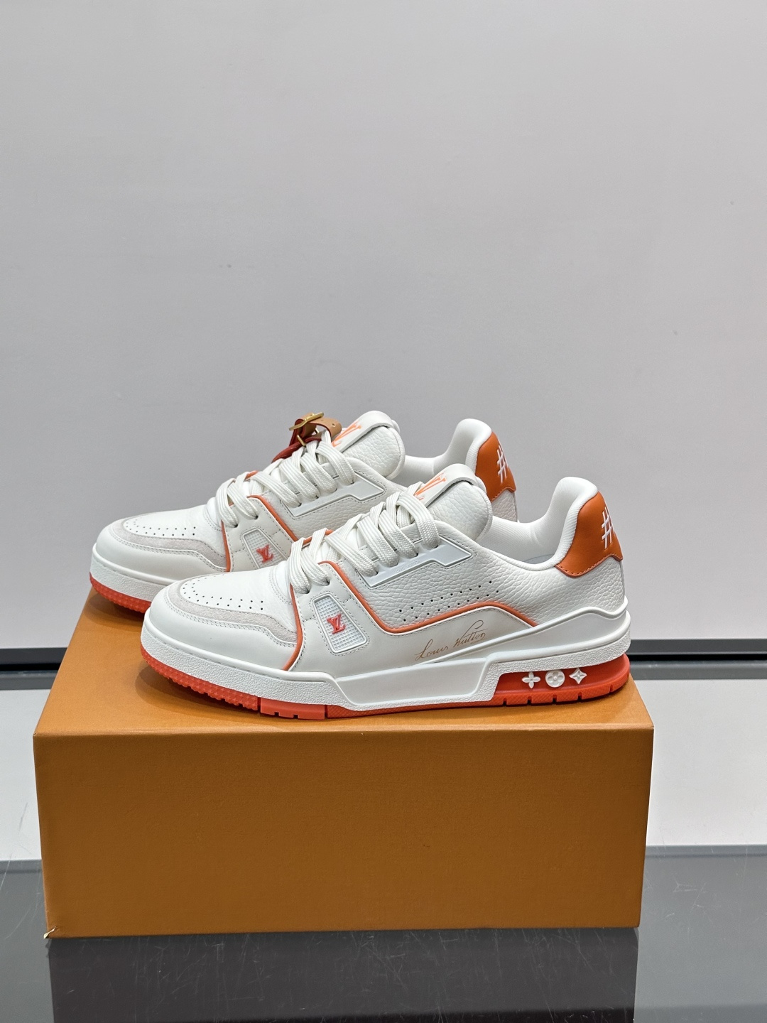 驴家 新配色 trainer运动鞋，本款 LV Trainer 运动鞋取材柔软粒面小牛皮，呈现纯净色调，后部#54标识追