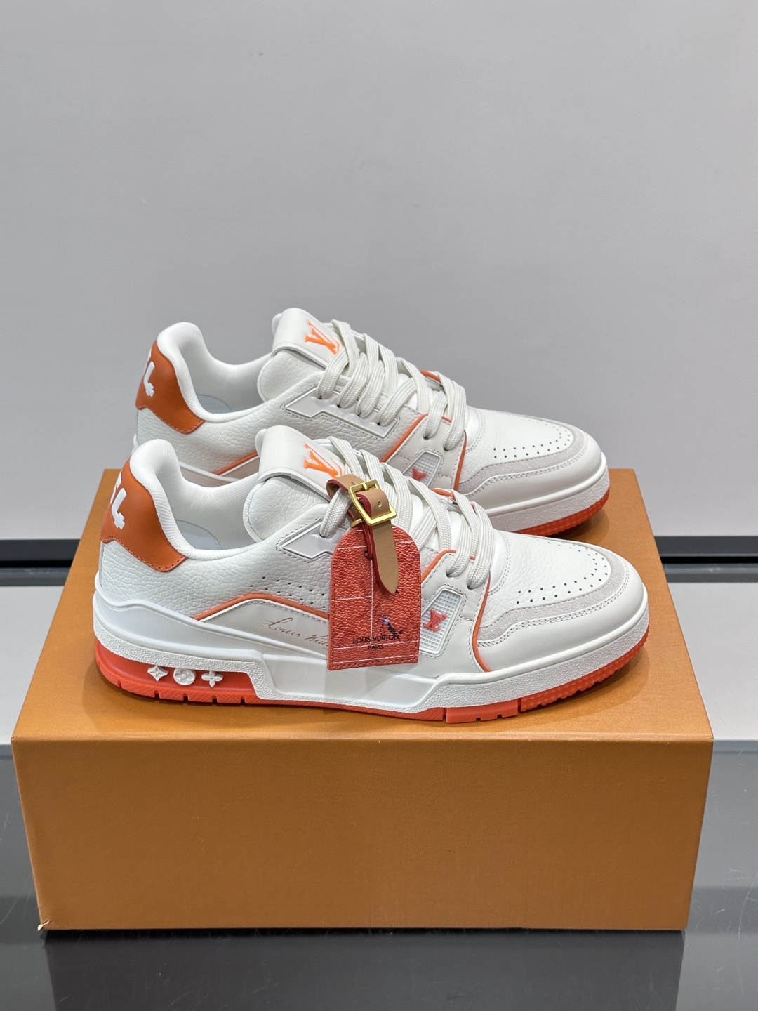 驴家 新配色 trainer运动鞋，本款 LV Trainer 运动鞋取材柔软粒面小牛皮，呈现纯净色调，后部#54标识追