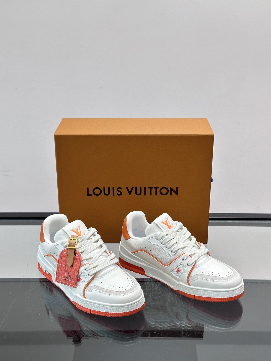 驴家 新配色 trainer运动鞋，本款 LV Trainer 运动鞋取材柔软粒面小牛皮，呈现纯净色调，后部#54标识追
