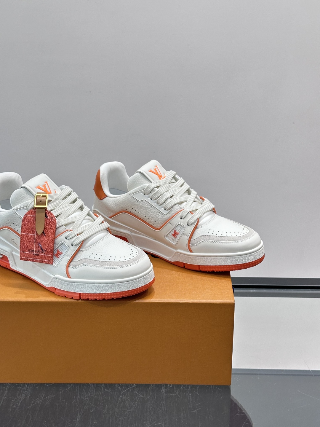 驴家 新配色 trainer运动鞋，本款 LV Trainer 运动鞋取材柔软粒面小牛皮，呈现纯净色调，后部#54标识追