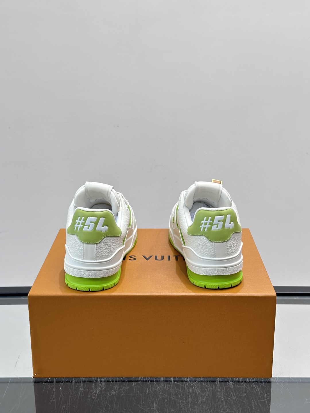 驴家 新配色 trainer运动鞋,本款 LV Trainer 运动鞋取材柔软粒面小牛皮,呈现纯净色调,后部#54标识追 驴家 新配色 trainer运动鞋,本款 LV Trainer 运动鞋取材柔软粒面小牛皮,呈现纯净色调,后部#54标识追