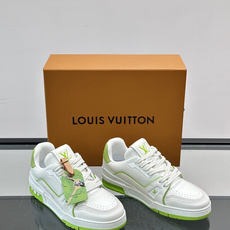 驴家 新配色 trainer运动鞋,本款 LV Trainer 运动鞋取材柔软粒面小牛皮,呈现纯净色调,后部#54标识追 驴家 新配色 trainer运动鞋,本款 LV Trainer 运动鞋取材柔软粒面小牛皮,呈现纯净色调,后部#54标识追