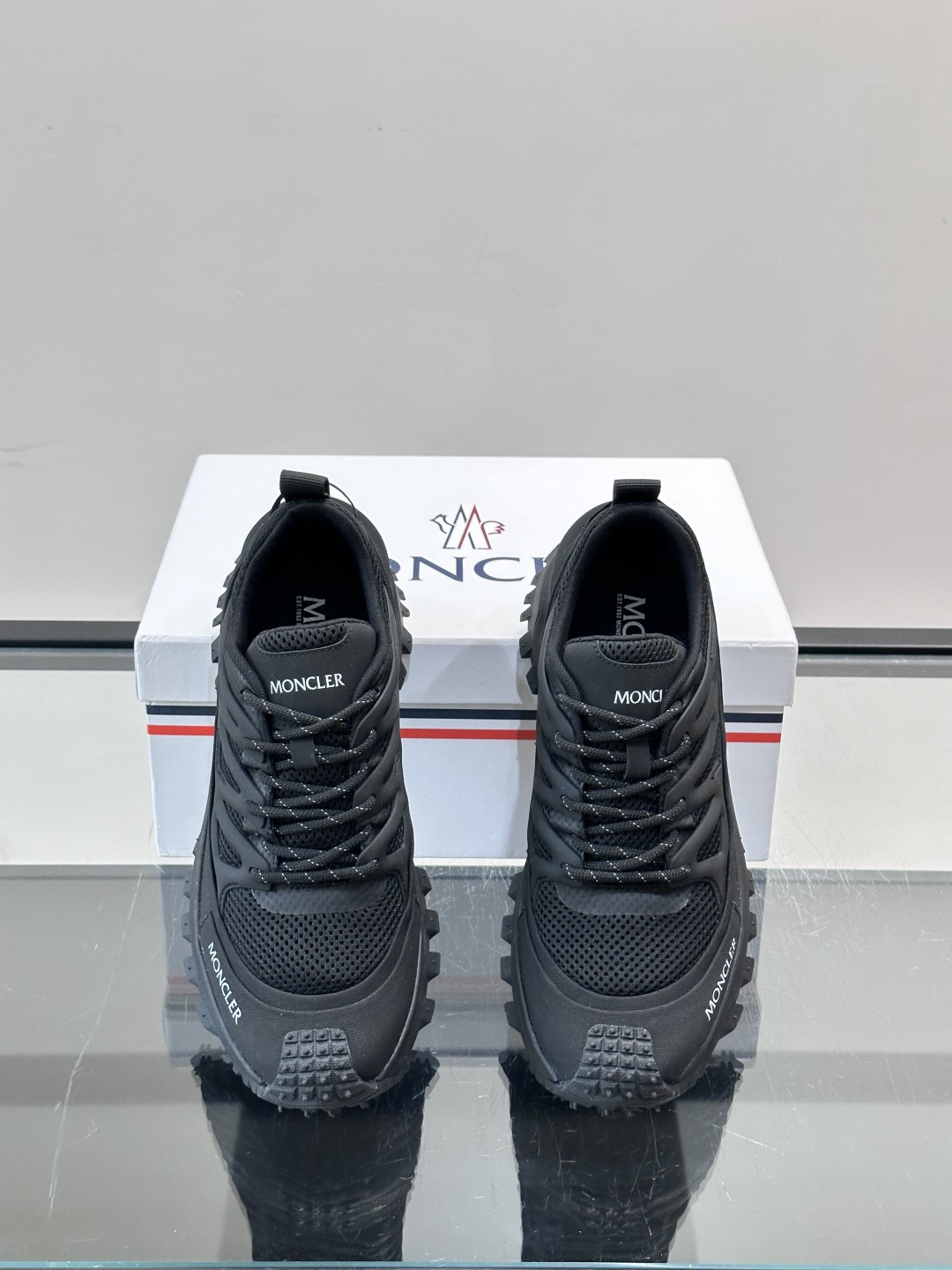👟Moncler 2026秋季新款网面运动鞋，透气网布+皮革拼接，简约又有机能感。厚底设计，缓震舒适，适合通勤、旅行、户