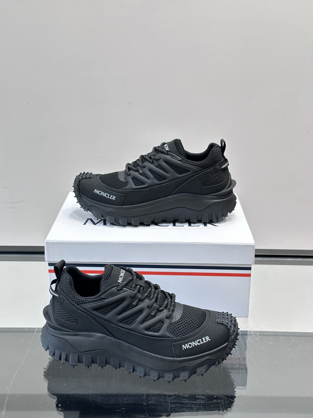 👟Moncler 2026秋季新款网面运动鞋，透气网布+皮革拼接，简约又有机能感。厚底设计，缓震舒适，适合通勤、旅行、户