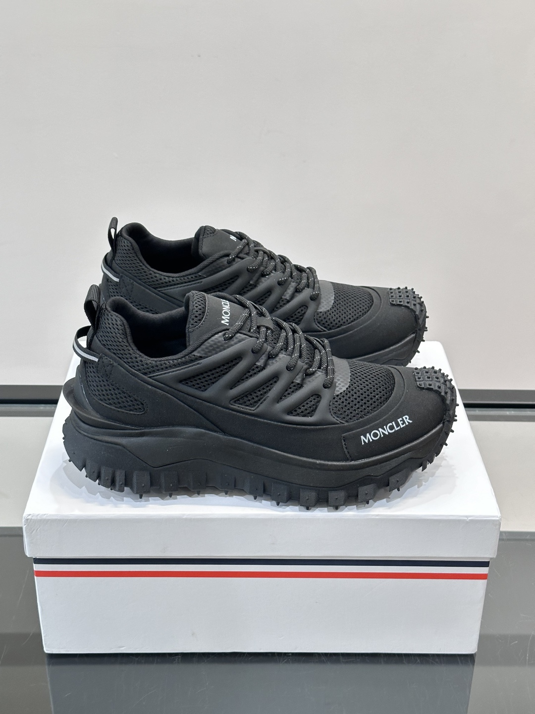 👟Moncler 2026秋季新款网面运动鞋，透气网布+皮革拼接，简约又有机能感。厚底设计，缓震舒适，适合通勤、旅行、户
