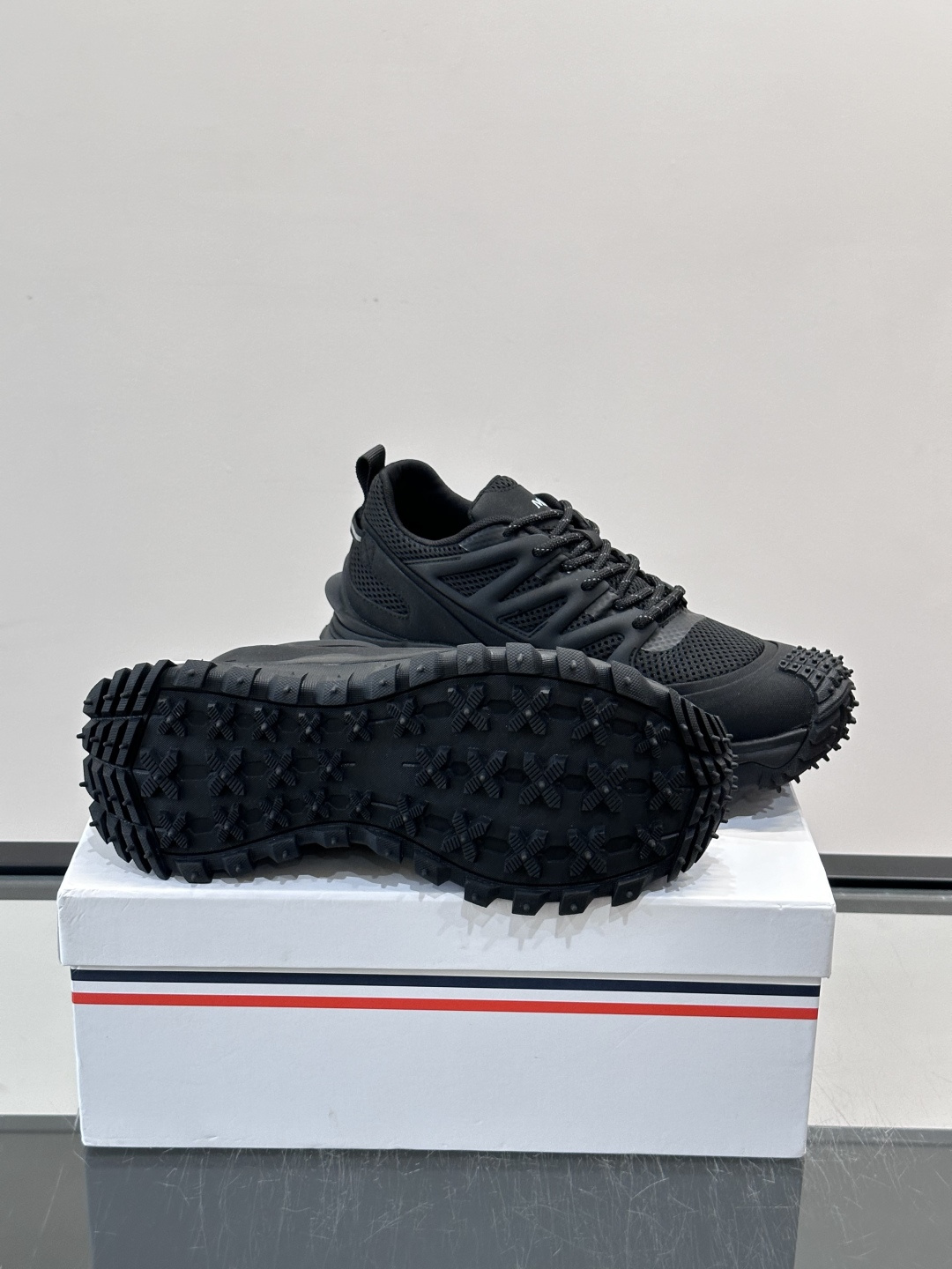 👟Moncler 2026秋季新款网面运动鞋，透气网布+皮革拼接，简约又有机能感。厚底设计，缓震舒适，适合通勤、旅行、户