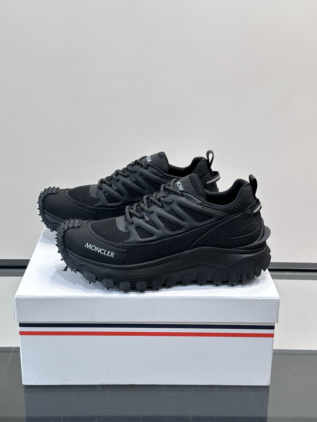 👟Moncler 2026秋季新款网面运动鞋，透气网布+皮革拼接，简约又有机能感。厚底设计，缓震舒适，适合通勤、旅行、户