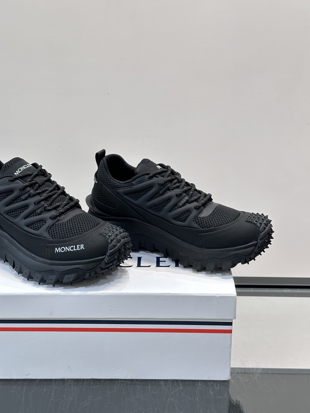 👟Moncler 2026秋季新款网面运动鞋，透气网布+皮革拼接，简约又有机能感。厚底设计，缓震舒适，适合通勤、旅行、户