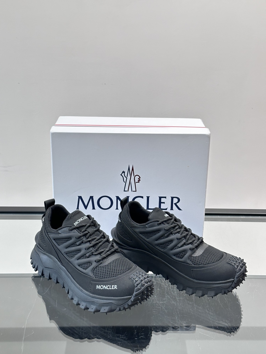 👟Moncler 2026秋季新款网面运动鞋，透气网布+皮革拼接，简约又有机能感。厚底设计，缓震舒适，适合通勤、旅行、户