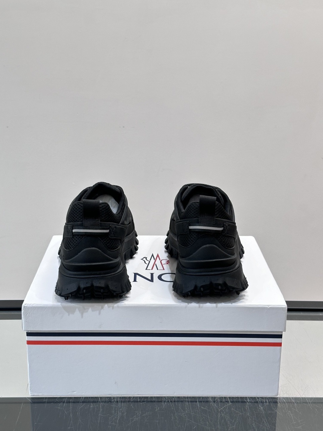 👟Moncler 2026秋季新款网面运动鞋，透气网布+皮革拼接，简约又有机能感。厚底设计，缓震舒适，适合通勤、旅行、户