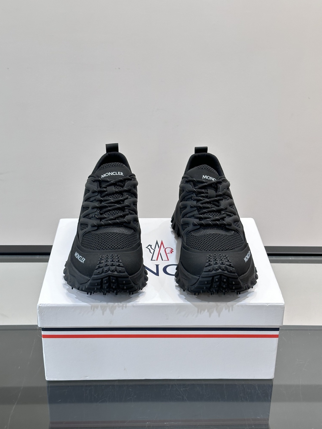 👟Moncler 2026秋季新款网面运动鞋，透气网布+皮革拼接，简约又有机能感。厚底设计，缓震舒适，适合通勤、旅行、户
