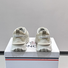 👟Moncler 2026秋季新款网面运动鞋,透气网布+皮革拼接,简约又有机能感。厚底设计,缓震舒适,适合通勤、旅行、户 👟Moncler 2026秋季新款网面运动鞋,透气网布+皮革拼接,简约又有机能感。厚底设计,缓震舒适,适合通勤、旅行、户