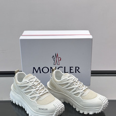 👟Moncler 2026秋季新款网面运动鞋,透气网布+皮革拼接,简约又有机能感。厚底设计,缓震舒适,适合通勤、旅行、户 👟Moncler 2026秋季新款网面运动鞋,透气网布+皮革拼接,简约又有机能感。厚底设计,缓震舒适,适合通勤、旅行、户