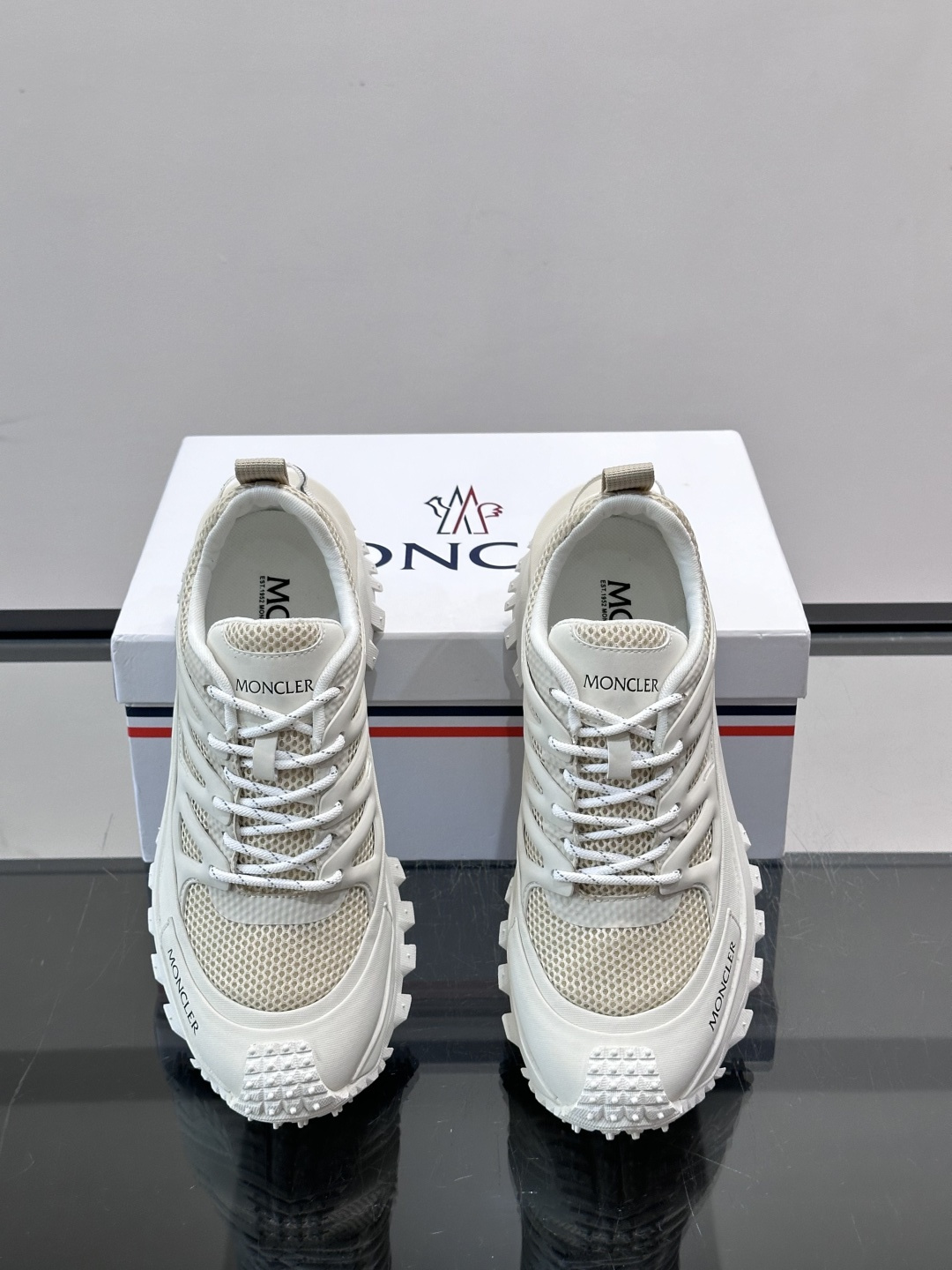 👟Moncler 2026秋季新款网面运动鞋,透气网布+皮革拼接,简约又有机能感。厚底设计,缓震舒适,适合通勤、旅行、户 👟Moncler 2026秋季新款网面运动鞋,透气网布+皮革拼接,简约又有机能感。厚底设计,缓震舒适,适合通勤、旅行、户