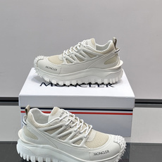 👟Moncler 2026秋季新款网面运动鞋,透气网布+皮革拼接,简约又有机能感。厚底设计,缓震舒适,适合通勤、旅行、户 👟Moncler 2026秋季新款网面运动鞋,透气网布+皮革拼接,简约又有机能感。厚底设计,缓震舒适,适合通勤、旅行、户