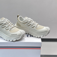 👟Moncler 2026秋季新款网面运动鞋,透气网布+皮革拼接,简约又有机能感。厚底设计,缓震舒适,适合通勤、旅行、户 👟Moncler 2026秋季新款网面运动鞋,透气网布+皮革拼接,简约又有机能感。厚底设计,缓震舒适,适合通勤、旅行、户