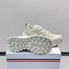 👟Moncler 2026秋季新款网面运动鞋,透气网布+皮革拼接,简约又有机能感。厚底设计,缓震舒适,适合通勤、旅行、户 👟Moncler 2026秋季新款网面运动鞋,透气网布+皮革拼接,简约又有机能感。厚底设计,缓震舒适,适合通勤、旅行、户