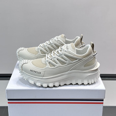 👟Moncler 2026秋季新款网面运动鞋,透气网布+皮革拼接,简约又有机能感。厚底设计,缓震舒适,适合通勤、旅行、户 👟Moncler 2026秋季新款网面运动鞋,透气网布+皮革拼接,简约又有机能感。厚底设计,缓震舒适,适合通勤、旅行、户