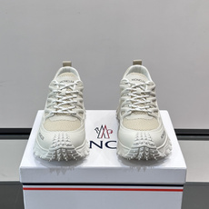 👟Moncler 2026秋季新款网面运动鞋,透气网布+皮革拼接,简约又有机能感。厚底设计,缓震舒适,适合通勤、旅行、户 👟Moncler 2026秋季新款网面运动鞋,透气网布+皮革拼接,简约又有机能感。厚底设计,缓震舒适,适合通勤、旅行、户