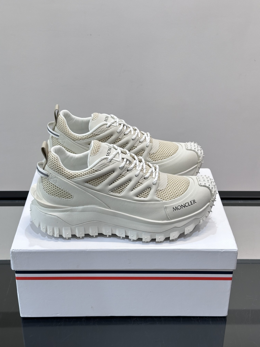 👟Moncler 2026秋季新款网面运动鞋，透气网布+皮革拼接，简约又有机能感。厚底设计，缓震舒适，适合通勤、旅行、户