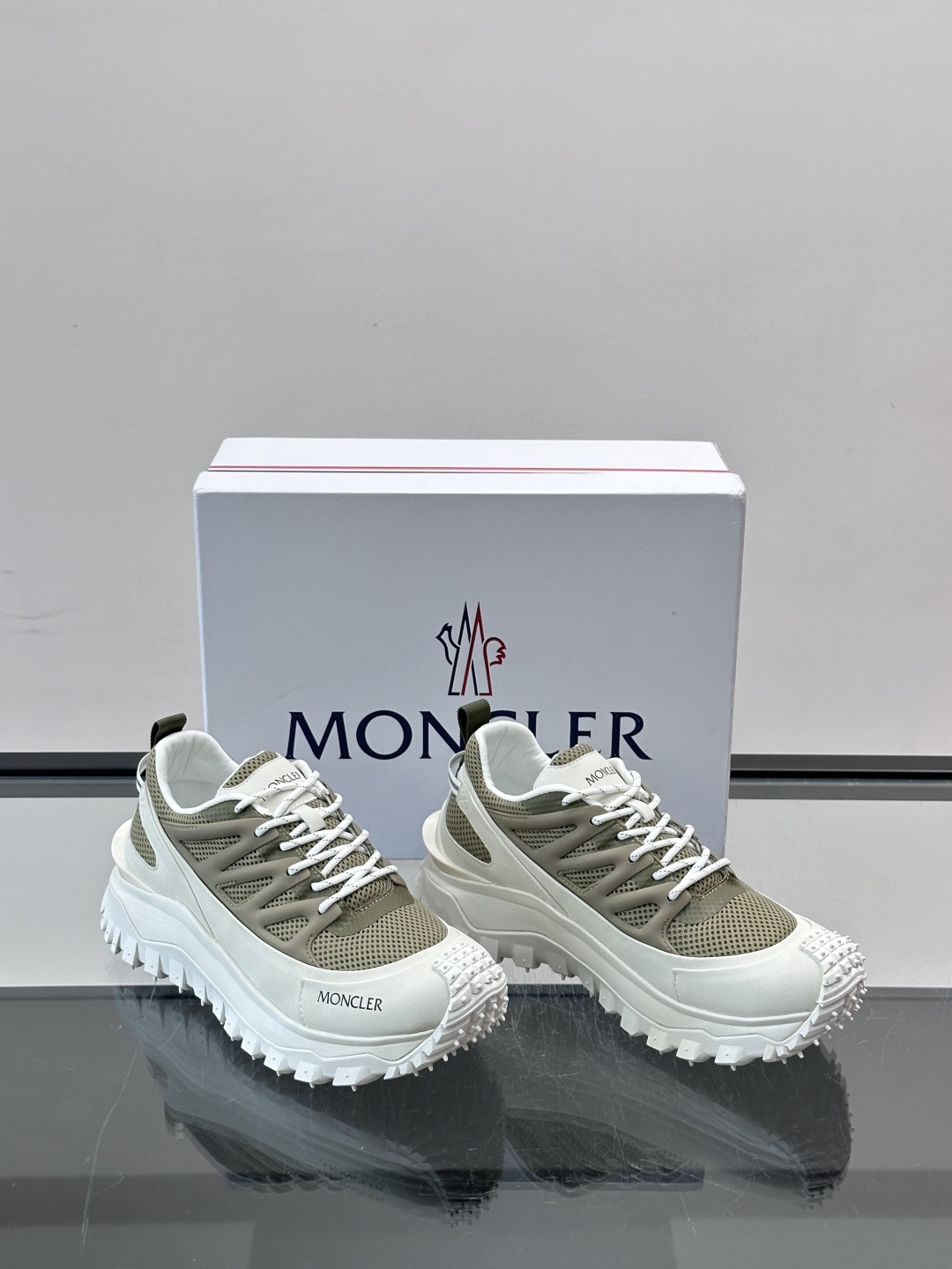 👟Moncler 2026秋季新款网面运动鞋,透气网布+皮革拼接,简约又有机能感。厚底设计,缓震舒适,适合通勤、旅行、户 👟Moncler 2026秋季新款网面运动鞋,透气网布+皮革拼接,简约又有机能感。厚底设计,缓震舒适,适合通勤、旅行、户