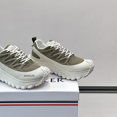 👟Moncler 2026秋季新款网面运动鞋,透气网布+皮革拼接,简约又有机能感。厚底设计,缓震舒适,适合通勤、旅行、户 👟Moncler 2026秋季新款网面运动鞋,透气网布+皮革拼接,简约又有机能感。厚底设计,缓震舒适,适合通勤、旅行、户