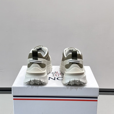 👟Moncler 2026秋季新款网面运动鞋,透气网布+皮革拼接,简约又有机能感。厚底设计,缓震舒适,适合通勤、旅行、户 👟Moncler 2026秋季新款网面运动鞋,透气网布+皮革拼接,简约又有机能感。厚底设计,缓震舒适,适合通勤、旅行、户