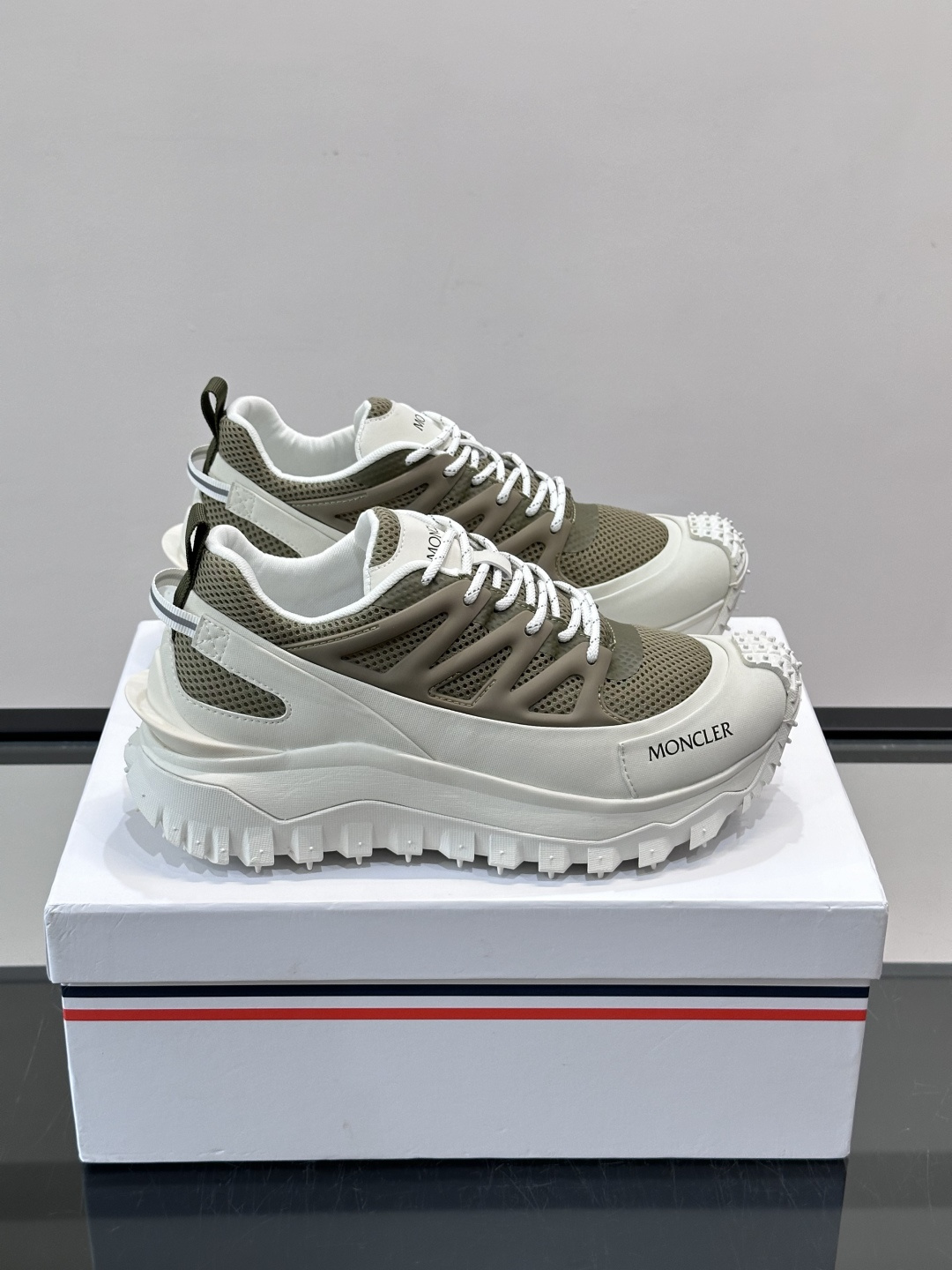 👟Moncler 2026秋季新款网面运动鞋，透气网布+皮革拼接，简约又有机能感。厚底设计，缓震舒适，适合通勤、旅行、户
