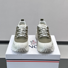👟Moncler 2026秋季新款网面运动鞋,透气网布+皮革拼接,简约又有机能感。厚底设计,缓震舒适,适合通勤、旅行、户 👟Moncler 2026秋季新款网面运动鞋,透气网布+皮革拼接,简约又有机能感。厚底设计,缓震舒适,适合通勤、旅行、户