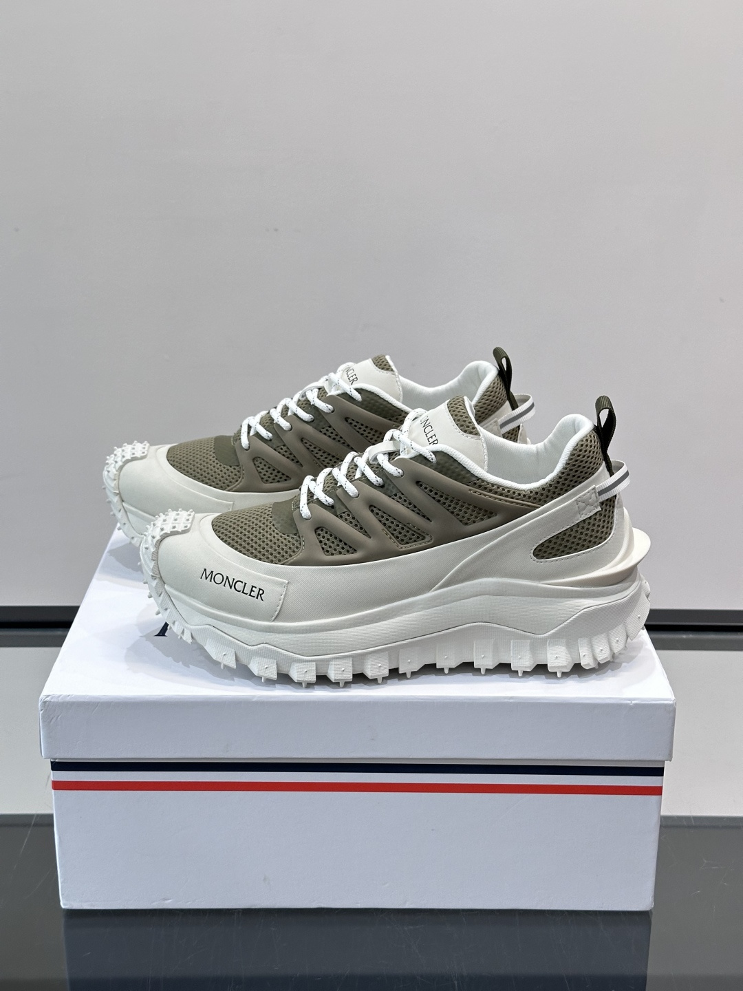 👟Moncler 2026秋季新款网面运动鞋,透气网布+皮革拼接,简约又有机能感。厚底设计,缓震舒适,适合通勤、旅行、户 👟Moncler 2026秋季新款网面运动鞋,透气网布+皮革拼接,简约又有机能感。厚底设计,缓震舒适,适合通勤、旅行、户
