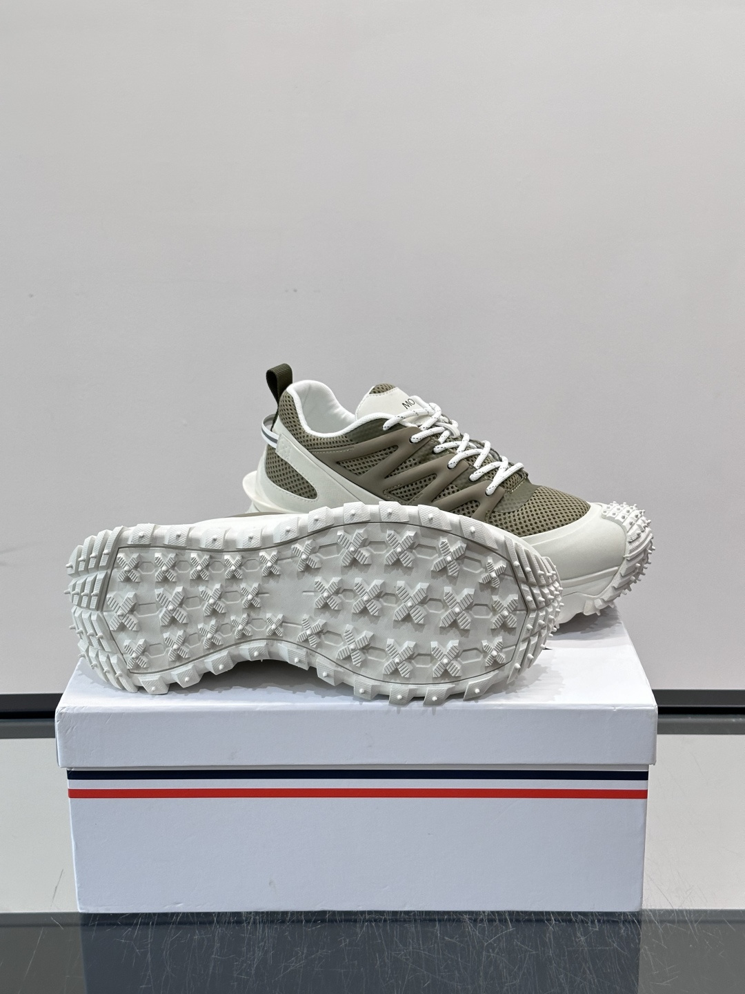 👟Moncler 2026秋季新款网面运动鞋,透气网布+皮革拼接,简约又有机能感。厚底设计,缓震舒适,适合通勤、旅行、户 👟Moncler 2026秋季新款网面运动鞋,透气网布+皮革拼接,简约又有机能感。厚底设计,缓震舒适,适合通勤、旅行、户