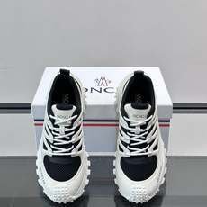 👟Moncler 2026秋季新款网面运动鞋,透气网布+皮革拼接,简约又有机能感。厚底设计,缓震舒适,适合通勤、旅行、户 👟Moncler 2026秋季新款网面运动鞋,透气网布+皮革拼接,简约又有机能感。厚底设计,缓震舒适,适合通勤、旅行、户