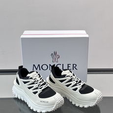 👟Moncler 2026秋季新款网面运动鞋,透气网布+皮革拼接,简约又有机能感。厚底设计,缓震舒适,适合通勤、旅行、户 👟Moncler 2026秋季新款网面运动鞋,透气网布+皮革拼接,简约又有机能感。厚底设计,缓震舒适,适合通勤、旅行、户