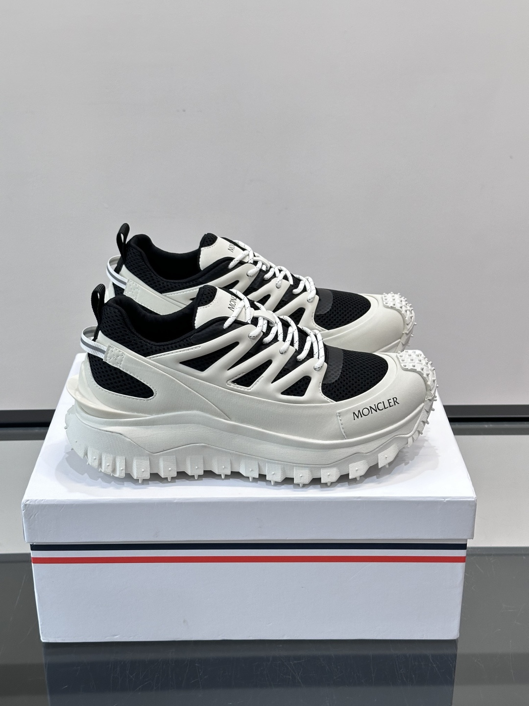 👟Moncler 2026秋季新款网面运动鞋，透气网布+皮革拼接，简约又有机能感。厚底设计，缓震舒适，适合通勤、旅行、户